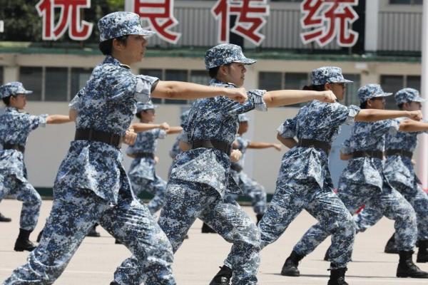 学员表演军体拳(图片来源:中央政府驻港联络办)