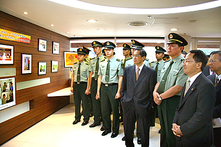 理工大学校长潘宗光(右三)陪同驻港部队副司令王玉仁少将(右二)