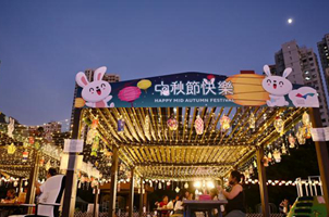 中秋节将至 香港西环海滨挂满灯笼气氛浓