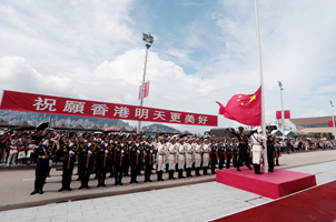 解放军驻香港部队举办“七一”军营开放活动