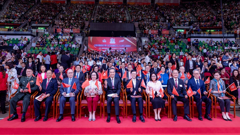 香港舉辦慶祝中華人民共和國成立75周年文藝晚會 鄭雁雄出席