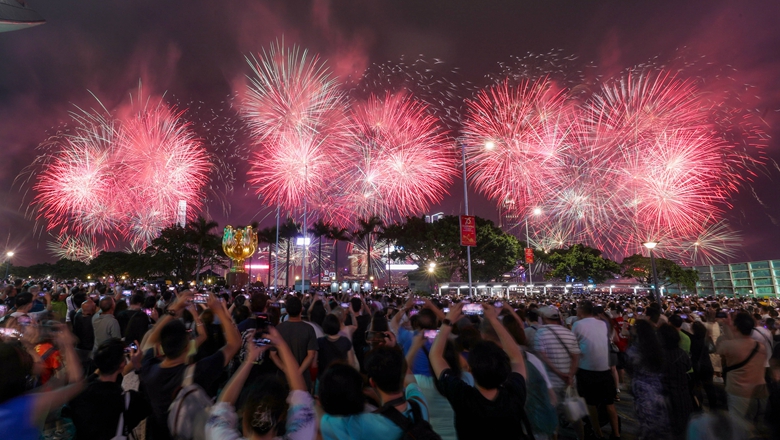 香港举行国庆75周年烟花大汇演 郑雁雄出席